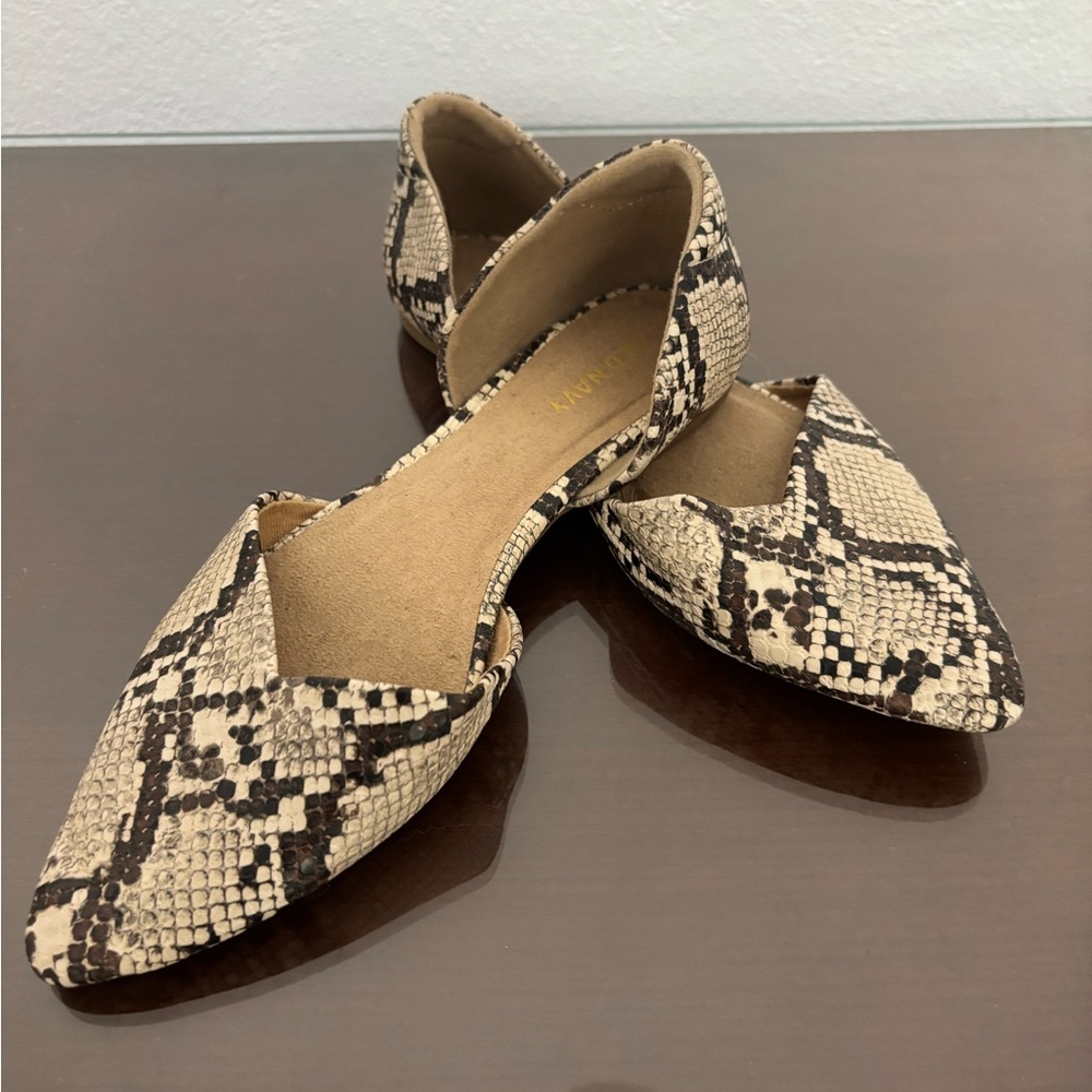 Old Navy Cream and Black Flats with Pointed Toe